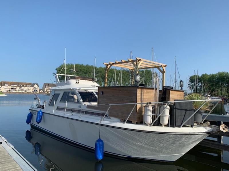 Magnifique Bateau Maison Hotel Ouistreham Bagian luar foto