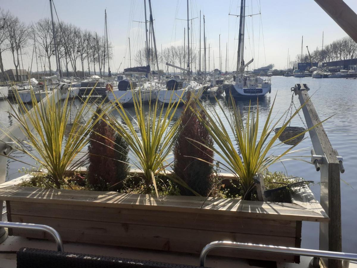 Magnifique Bateau Maison Hotel Ouistreham Bagian luar foto